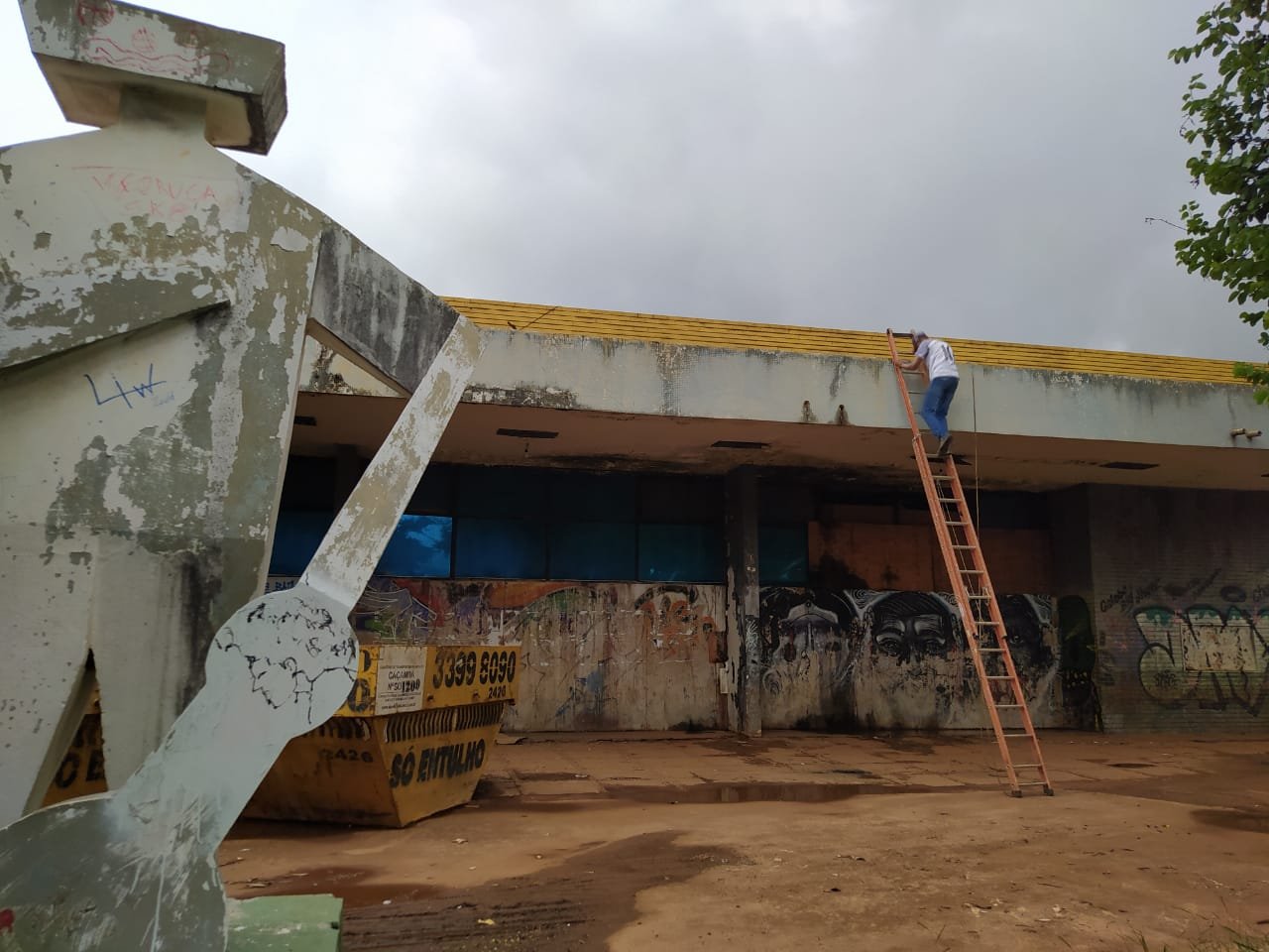 Governador anuncia reforma do Cine Itapuã, no Gama, após anos de abandono