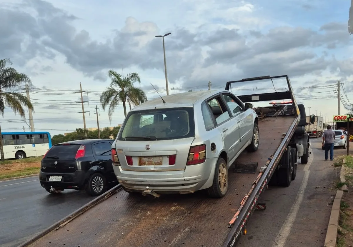 Abandono e Perigo: Carro Com 10 Anos de Débitos é Recolhido no DF