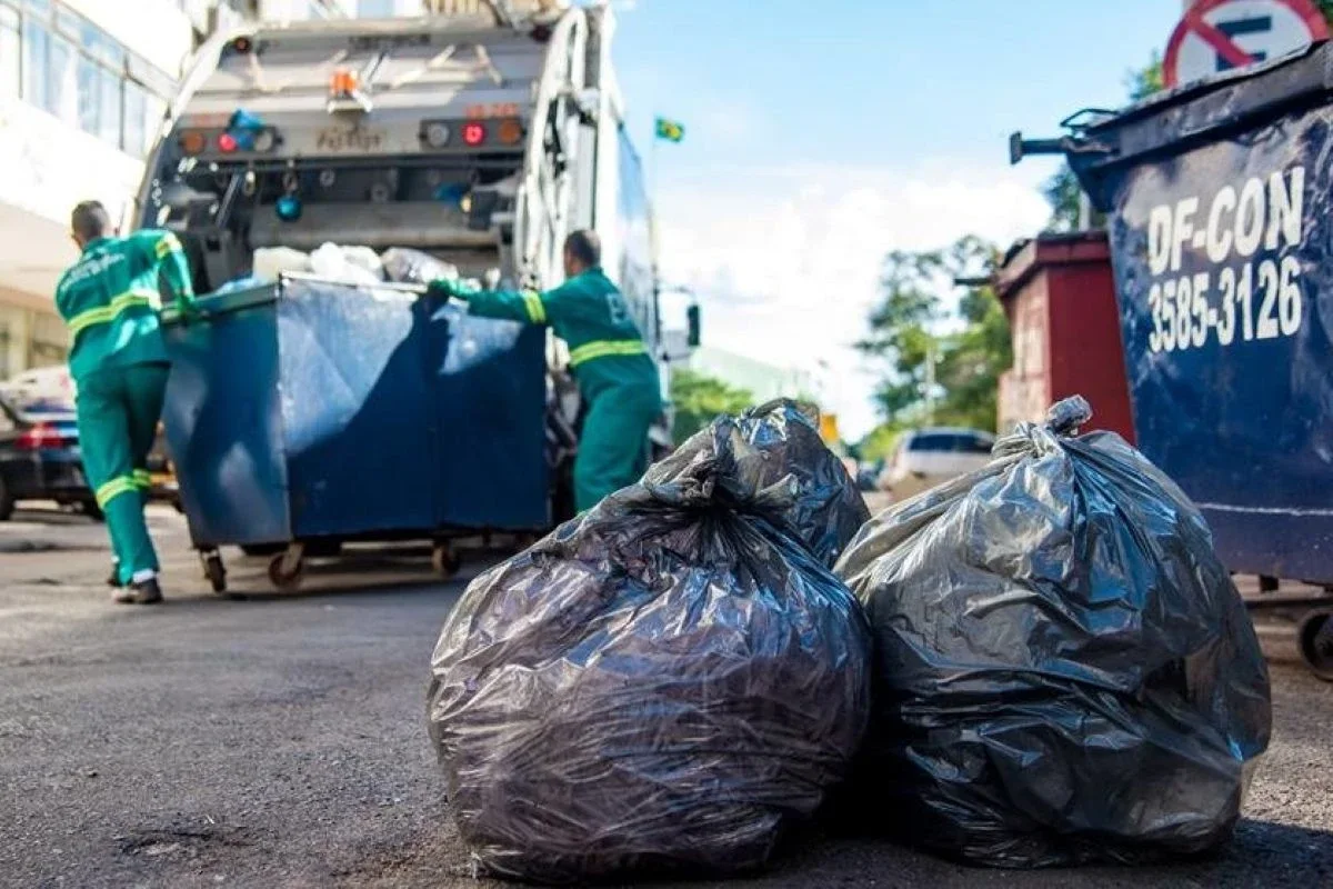 DF sem coleta de lixo: Dia do Gari celebra esses profissionais essenciais