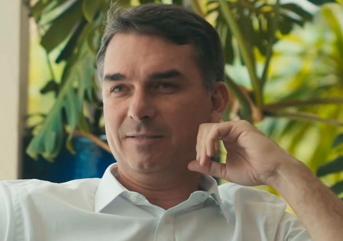 Justiça Pede ao Google Dados de Autores de Ataques Virtuais a Flávio Bolsonaro