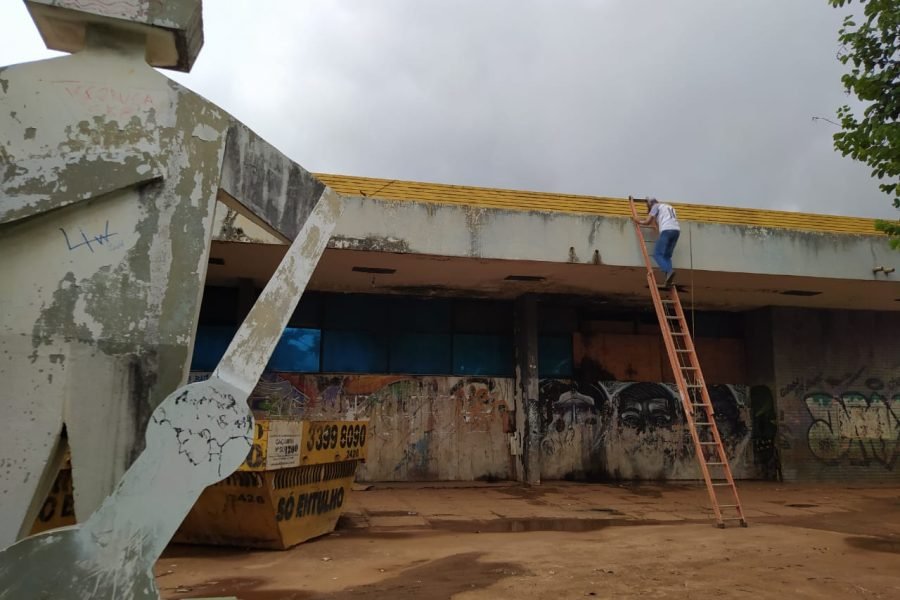 Governador anuncia reforma do Cine Itapuã, no Gama, após anos de abandono