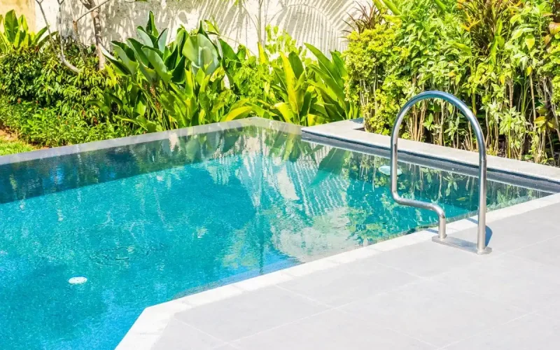 Condomínio é condenado por acidente em piscina: segurança negligenciada