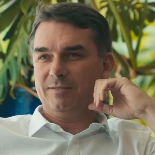 Justiça Pede ao Google Dados de Autores de Ataques Virtuais a Flávio Bolsonaro