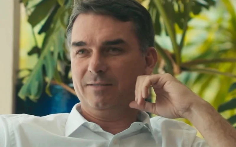 Justiça Pede ao Google Dados de Autores de Ataques Virtuais a Flávio Bolsonaro