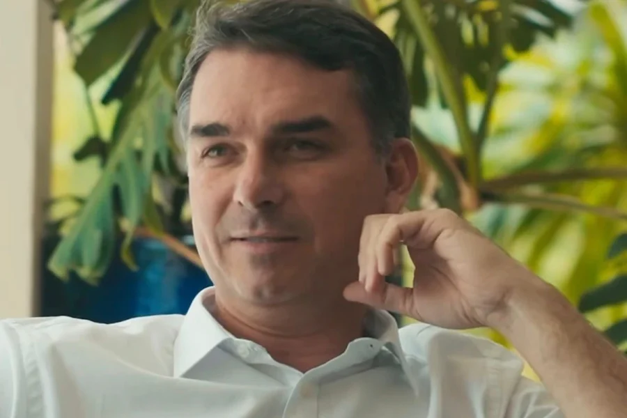 Justiça Pede ao Google Dados de Autores de Ataques Virtuais a Flávio Bolsonaro