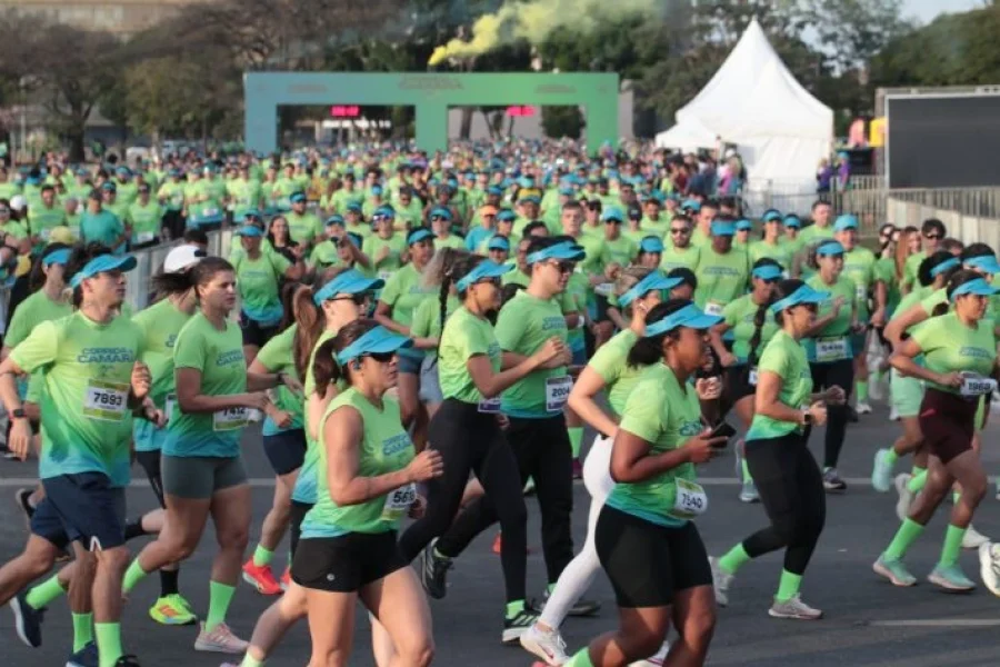 Corrida da Câmara celebra 200 anos da Casa e atrai 6 mil na Esplanada