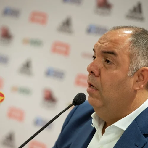 Ex-vice do Flamengo que mordeu virilha de torcedor toma posse na Câmara