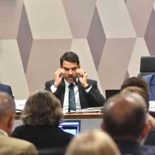 Jorge Messias durante sabatina no Senado Federal.