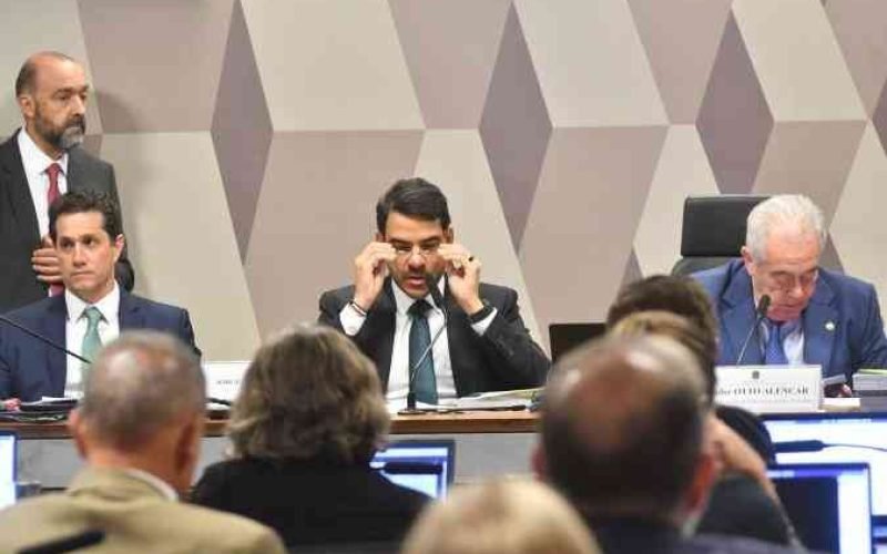 Jorge Messias durante sabatina no Senado Federal.