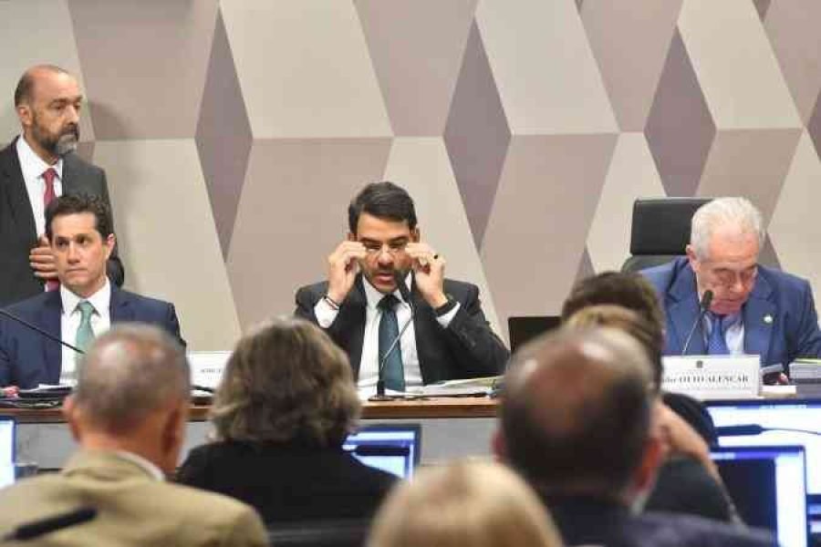 Jorge Messias durante sabatina no Senado Federal.